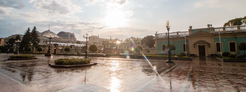 Красота в отражениях луж: как выглядят улицы Киева после дождя