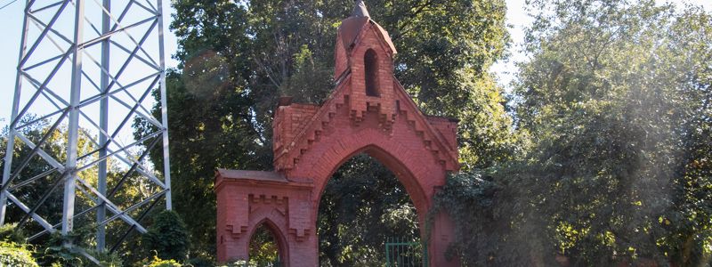 На ремонт забора вокруг знаменитого Байкового кладбища в Киеве потратят 22 миллиона гривен: как он выглядит сейчас