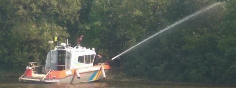 В Киеве на Оболони вспыхнул остров: спасатели тушили огонь с катера