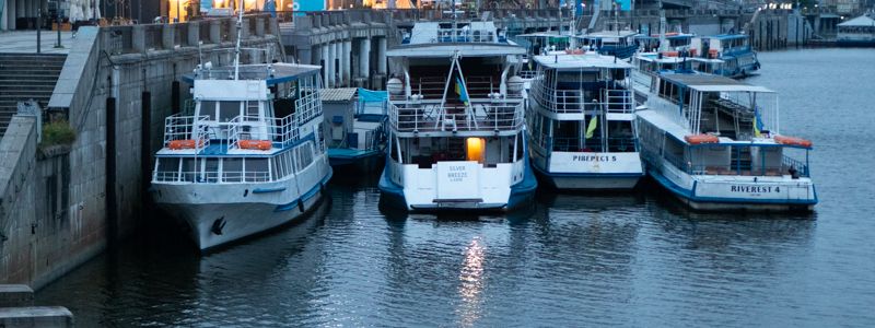 В Киеве на Днепре моторная лодка влетела в яхту: погиб мужчина