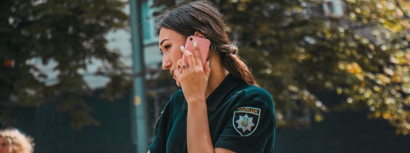 В Киеве 23-летний парень преследовал, грабил и угрожал полицейской и ее семье