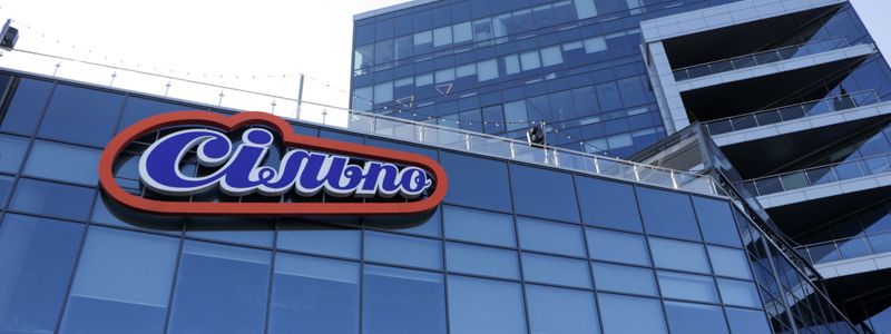 В Киеве в "Сильпо" мужчина избил семью с 6-летним ребенком: видео нападения