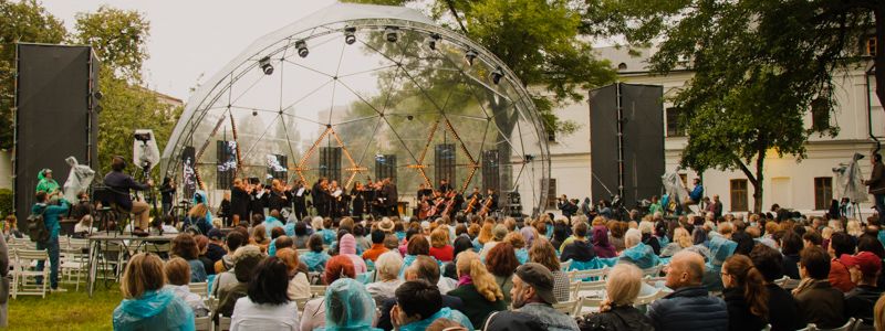 Беседы под ясенем, плохая погода и признание в любви: в Киеве стартовал Bouquet Kyiv Stage 2019