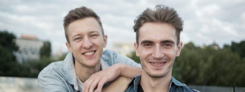 У Києві влаштовують креативні стенд ап рейди: як молоді хлопці піднімають настрій жителям столиці