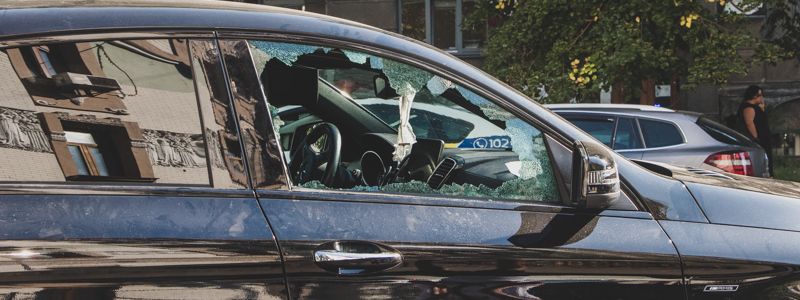 В центре Киева водитель Mercedes с российскими номерами и трусиками на зеркале спал посреди перекрестка