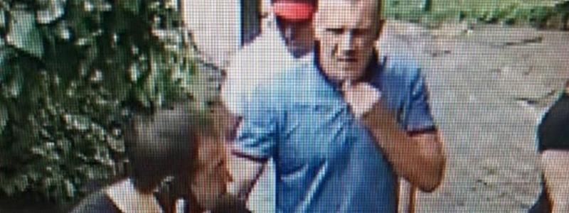 В Киеве три злоумышленника напали и избили мужчину: полиция просит помощи