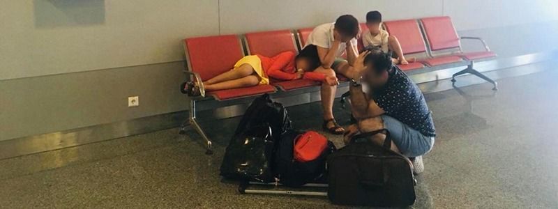 В аэропорту "Борисполь" иранцы смыли фальшивые паспорта в унитаз