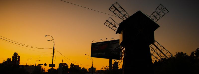 В Киеве рассвет разукрасил пейзажи города особыми красками