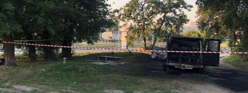 В Киеве подожгли микроавтобус с людьми