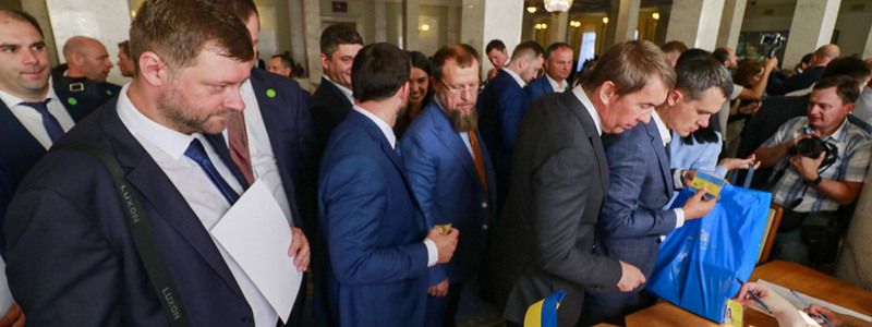 Как в кулуарах ВР получали "набор юного депутата" и что в синем пакете: фоторепортаж