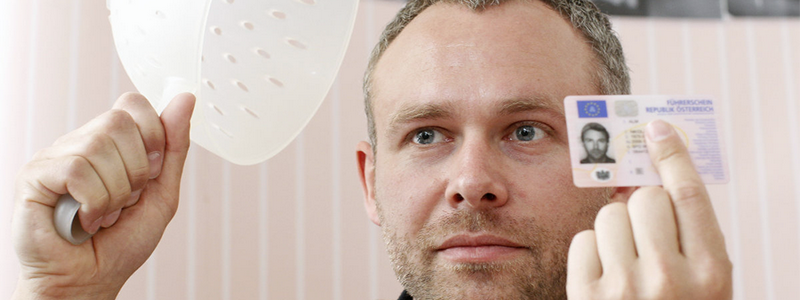 На паспорт в шапке: жителям Украины разрешили делать фото на документы в головных уборах