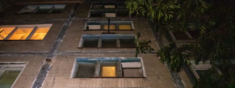 В Киеве на Воскресенке мужчина вышел покурить и выпал из окна