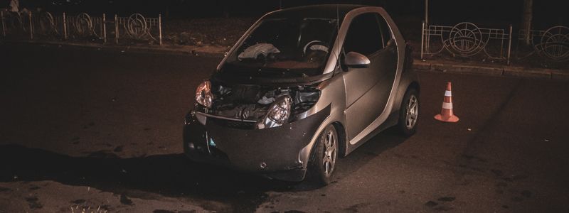 В Киеве на Оболони из-за автохама Smart вылетел с дороги и сбил дорожный знак