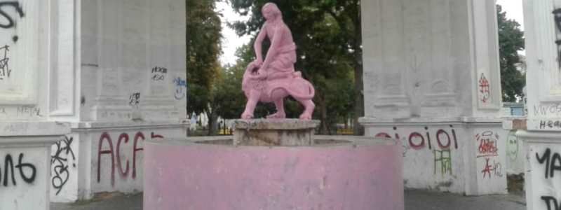 В Киеве на Подоле фонтан "Самсон" покрасили в розовый цвет