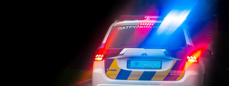 В Киеве двое парней с игрушечным пистолетом напали на мужчину и украли телефон