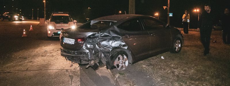 В Киеве на Братиславской Volkswagen влетел в Hyundai: оба авто снесло с дороги