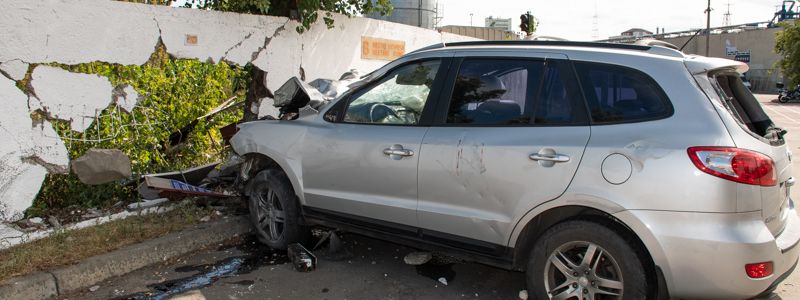 В Киеве Hyundai снес ворота предприятия и остановился в заборе: пострадали три человека