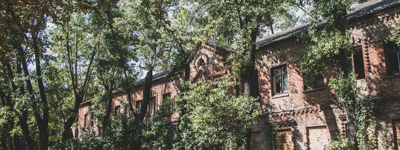 В Киеве из старого дома шел трупный запах: внутри нашли разлагающееся тело
