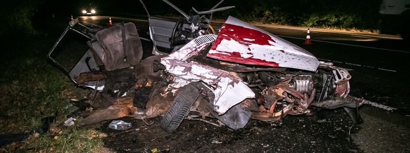 Под Киевом Mercedes разорвал "Москвич" на две части: погибла супружеская пара