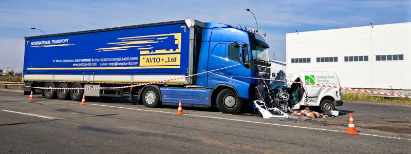 Под Киевом Volkswagen влетел под фуру: водитель погиб на месте