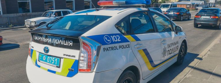 В Киеве мужчины в капюшонах силой затолкали человека в авто и увезли: введен план "Перехват"