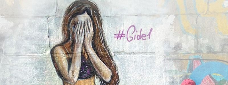 В Киеве на набережной поселилась грустная русалка: что означает мурал