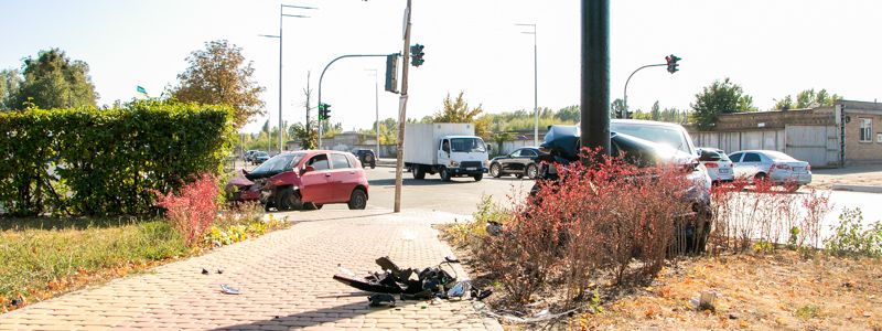 В Киеве на Нивках Kia влетела в Chevrolet и остановилась в билборде: пострадала женщина