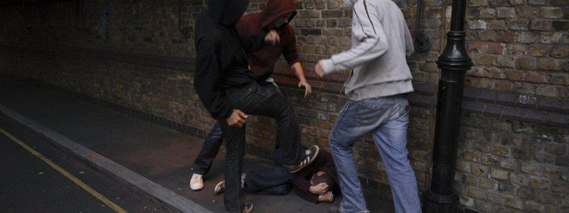 В Киеве на Виноградаре трое подростков избивали мужчину и снимали это на видео