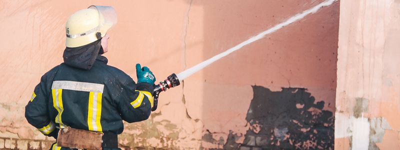 Под Киевом мужчина, сжигая траву, уничтожил три дома, пять автомобилей и трактор соседей