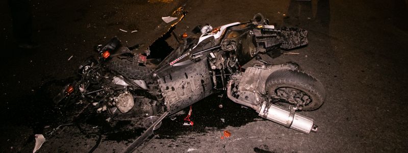 В Киеве на Куреневке скутер на полном ходу влетел в лоб Volkswagen Golf