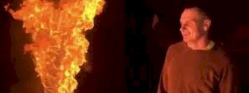 "Это самая ненавистная вещь на Земле": Олег Сенцов публично сжег свою тюремную робу