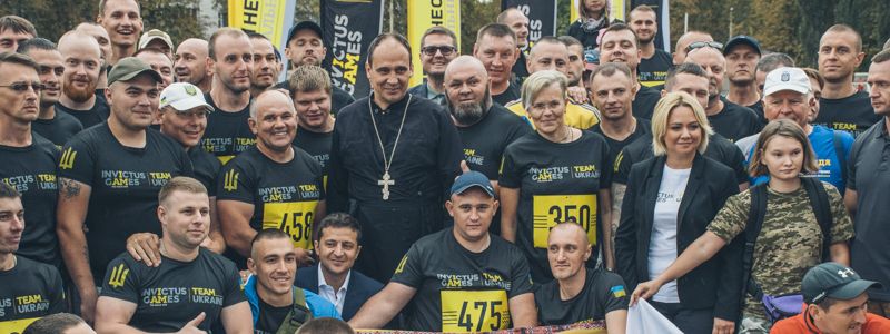 Сотни военных и селфи с Зеленским: в Киеве на стадионе "Пионер" прошли "Ігри нескорених"