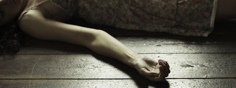 В Киеве медики не могли попасть в квартиру 19-летней девушки без сознания