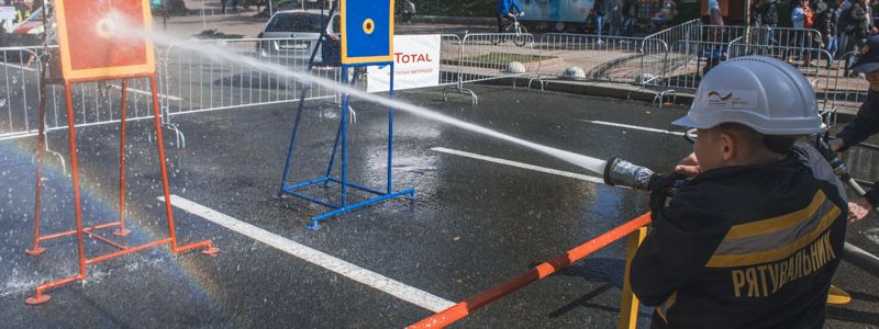 В Киеве на Крещатике щенят посвятили в спасатели и выбрали самого сильного пожарного