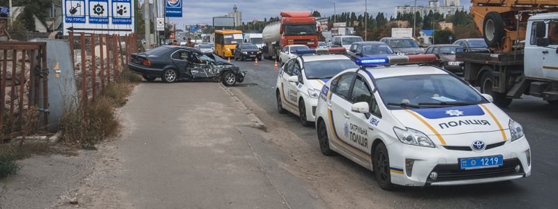 В Киеве на Окружной BMW на скорости влетел в маршрутку