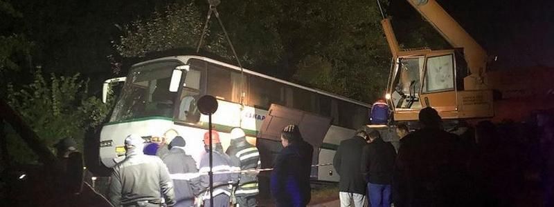 Под Житомиром грузовик с цистерной влетел в забитый людьми автобус: погибли 9 человек