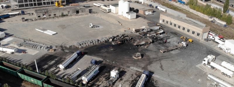 Не пускают прессу и ликвидируют последствия: что сейчас происходит на сгоревшей нефтебазе в Киеве. Видео с высоты