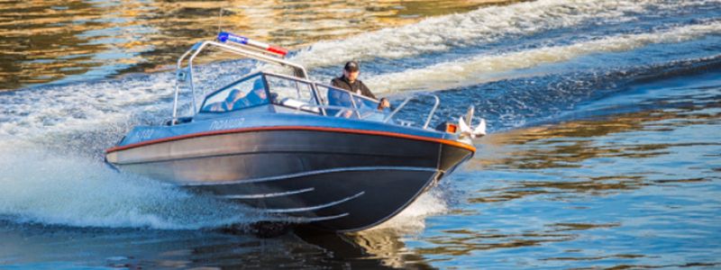 В Киеве пьяный мужчина на катере протаранил мост