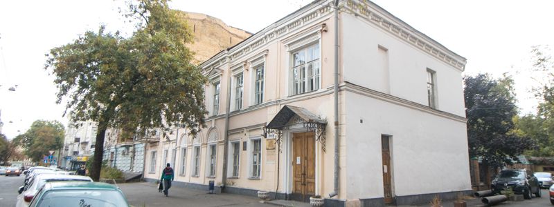 В Киеве за пять миллионов хотят отремонтировать старинный РАГС: как он выглядит сейчас