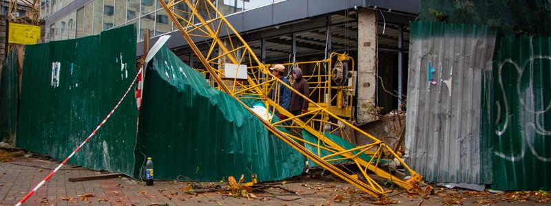 В центре Киева стрела крана упала на автомобиль