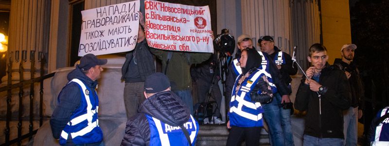 "Ночь на Банковой" в Киеве: от Зеленского требовали расследовать убийства и сравнили его с Порошенко