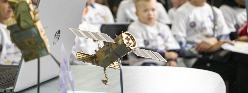 В Киеве детские рисунки превратили в световой луч и отправили инопланетянам