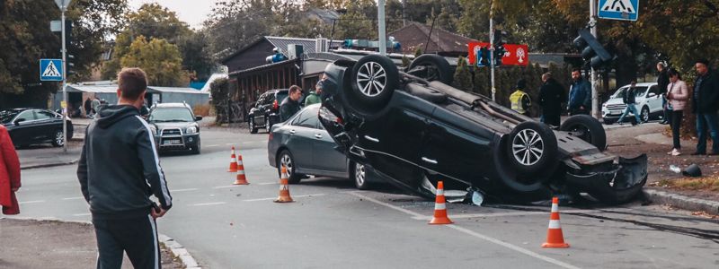 В Киеве на Отрадном Honda протаранила и перевернула внедорожник Hyundai