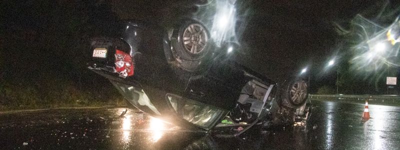 В Киеве на Оболони Chevrolet не поделил дорогу с Kia и перевернулся на крышу