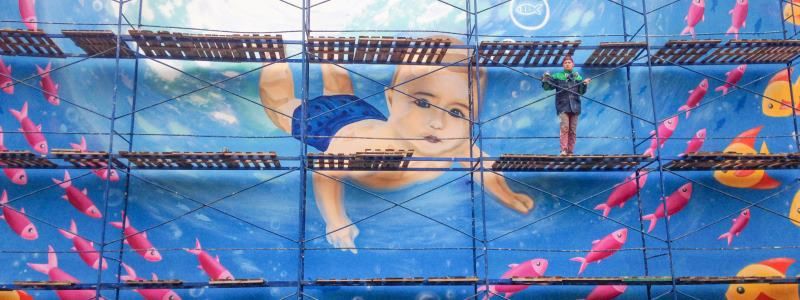 В Киеве на Березняках появился огромный малыш с рыбками