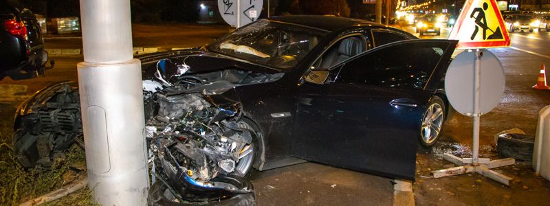В Киеве под Шулявским мостом трое парней на BMW влетели в столб
