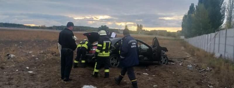 Под Киевом водитель Mercedes с ребенком на руках влетел в забор: мальчик погиб