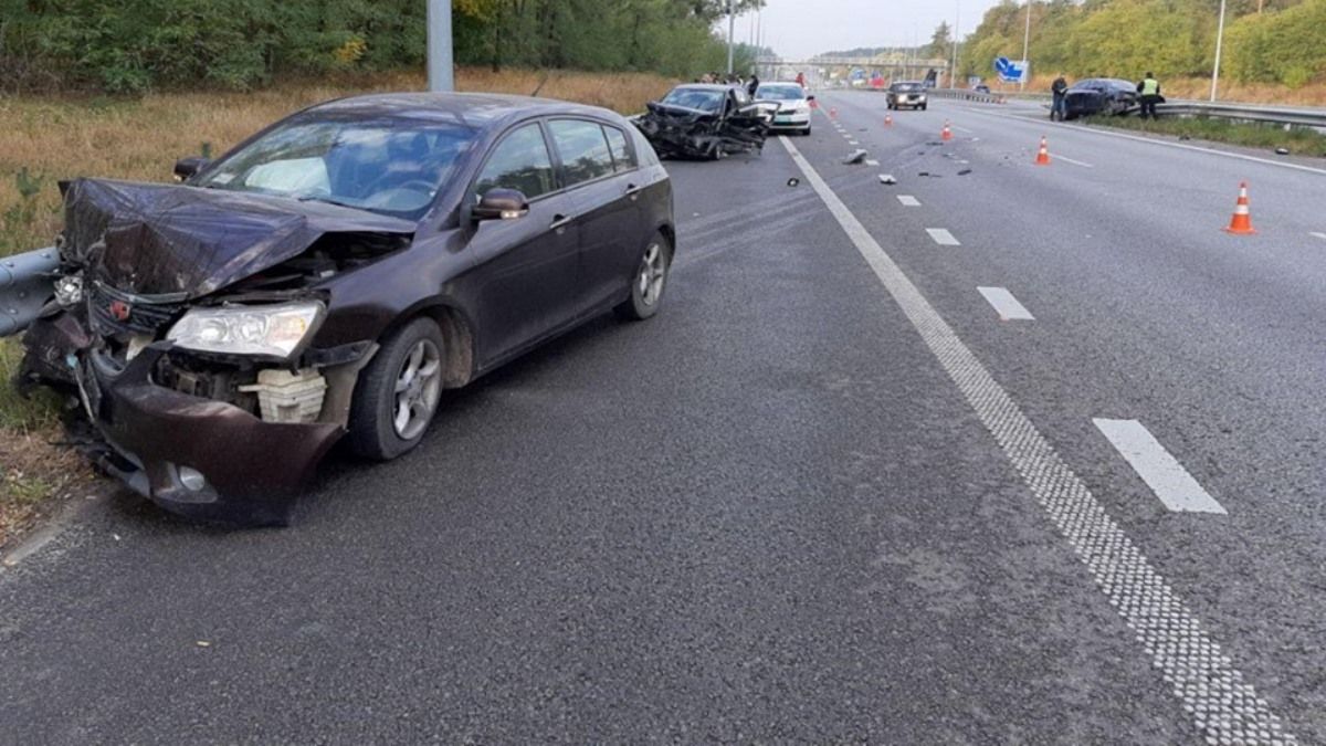 Под Киевом Geely влетел в авто, в котором врачи оказывали помощь мужчине