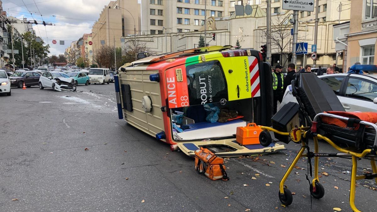 В центре Киева перевернулась скорая помощь с пациентом: видео момента ДТП