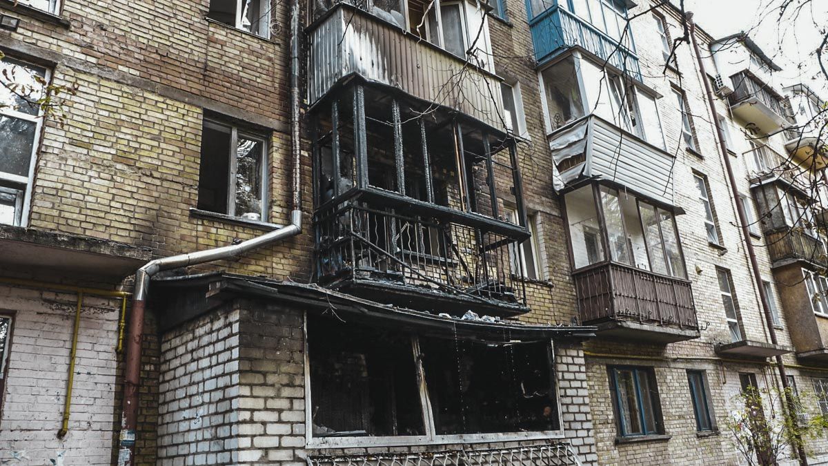 В Киеве возле НАУ пылающая пристройка уничтожила квартиру и подожгла пять балконов